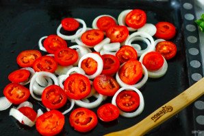 Карп запеченный с помидорами и луком