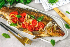 Карп запеченный с помидорами и луком