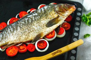 Карп запеченный с помидорами и луком