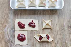 Конвертики с джемом из черной смородины