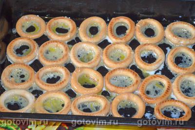 Ленивая «пицца» из сушек с колбасой и сыром