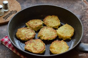 Оладьи из кабачков с крабовыми палочками