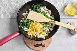 Омлет с курицей и кукурузой