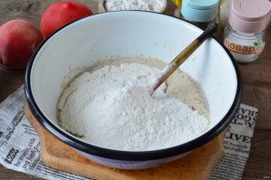 Пицца с курицей и персиками