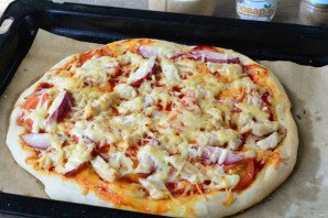 Пицца с курицей и персиками