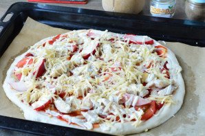 Пицца с курицей и персиками