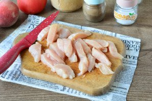 Пицца с курицей и персиками