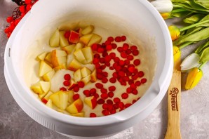 Пирог с калиной и яблоками