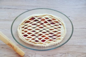 Пирог с вишней и абрикосами