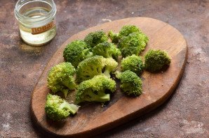 Салат из брокколи с яйцом и помидорами