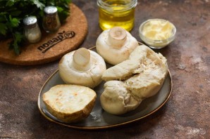 Салат из курицы, грибов и сельдерея Салат из курицы, грибов и сельдерея