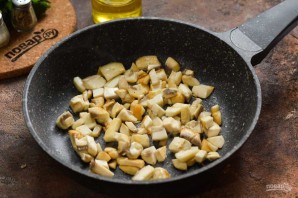 Салат из курицы, грибов и сельдерея Салат из курицы, грибов и сельдерея