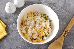 Салат из стручковой фасоли и кукурузы