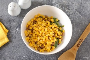 Салат из стручковой фасоли и кукурузы