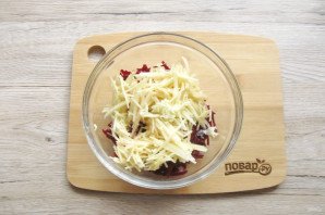 Салат из свеклы с яблоком и орехами