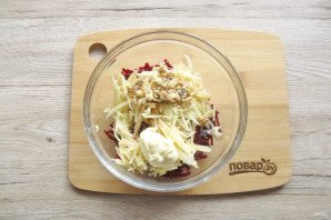 Салат из свеклы с яблоком и орехами