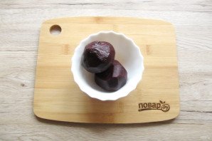 Салат из свеклы с яблоком и орехами