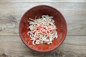 Салат с кальмарами, креветками и кукурузой