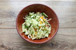 Салат с кальмарами, креветками и кукурузой