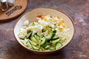 Салат с копченой курицей и огурцом