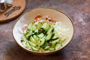 Салат с копченой курицей и огурцом