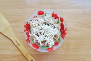 Салат с курицей и маринованными огурцами