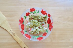 Салат с курицей и маринованными огурцами