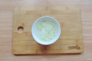 Салат с куриной печенью и маринованными огурцами