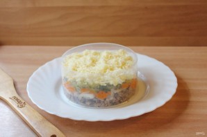 Салат с куриной печенью и маринованными огурцами