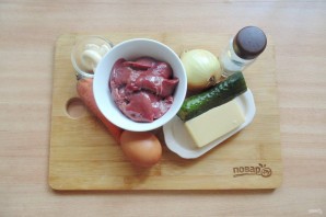 Салат с куриной печенью и маринованными огурцами