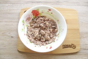 Салат с рыбными консервами и кукурузой