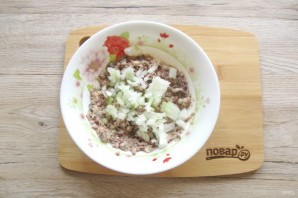 Салат с рыбными консервами и кукурузой