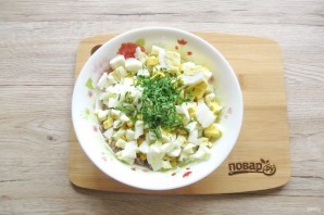 Салат с рыбными консервами и кукурузой