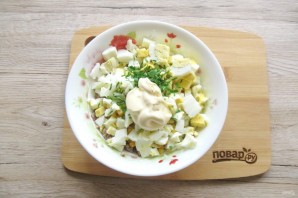 Салат с рыбными консервами и кукурузой