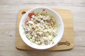 Салат с рыбными консервами и кукурузой