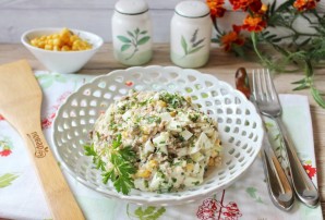 Салат с рыбными консервами и кукурузой