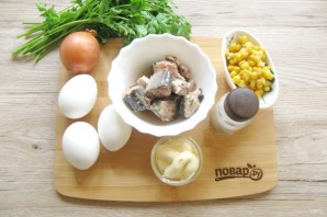 Салат с рыбными консервами и кукурузой