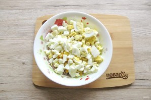 Салат с рыбными консервами и кукурузой