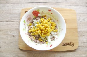 Салат с рыбными консервами и кукурузой