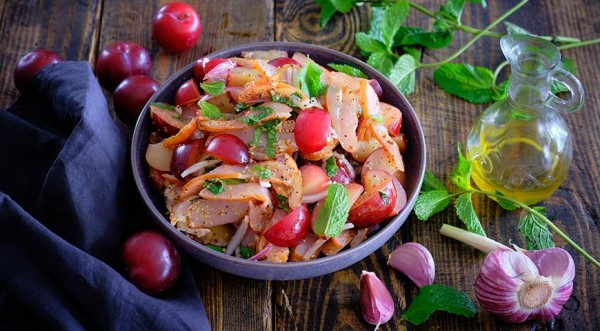 Салат со сливами, курицей и мятой, пошаговый рецепт с фото