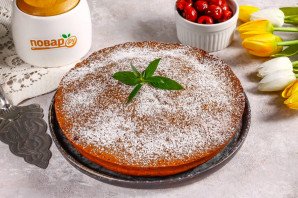 Шоколадная шарлотка с вишней