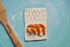 Слойки с творогом и абрикосами