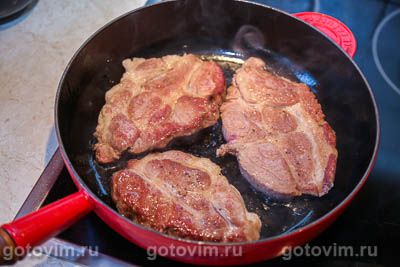 Стейки из свинины с чесноком и розмарином