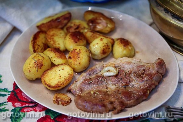 Стейки из свинины с чесноком и розмарином