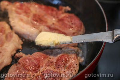 Стейки из свинины с чесноком и розмарином