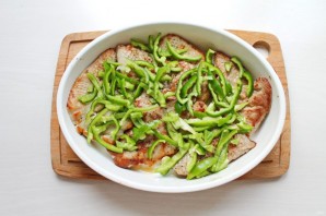 Свинина с маринованными помидорами