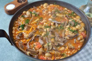 Свиное сердце с фасолью и грибами