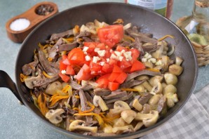 Свиное сердце с фасолью и грибами