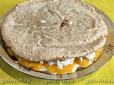 Торт из орехового безе с желе из творога и персиков
