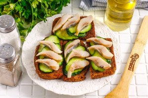 Тосты с селедкой